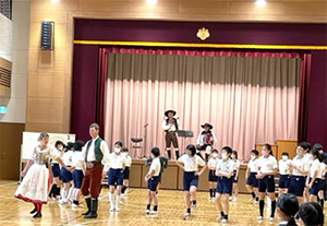 チェコのダンスグループによる学校訪問の写真