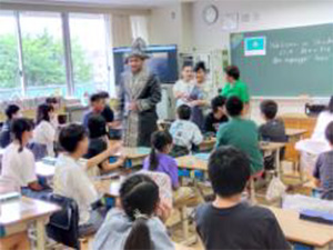 カザフスタンの教員による学校訪問の写真