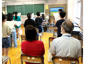 スペインの大学教授による学校訪問の写真