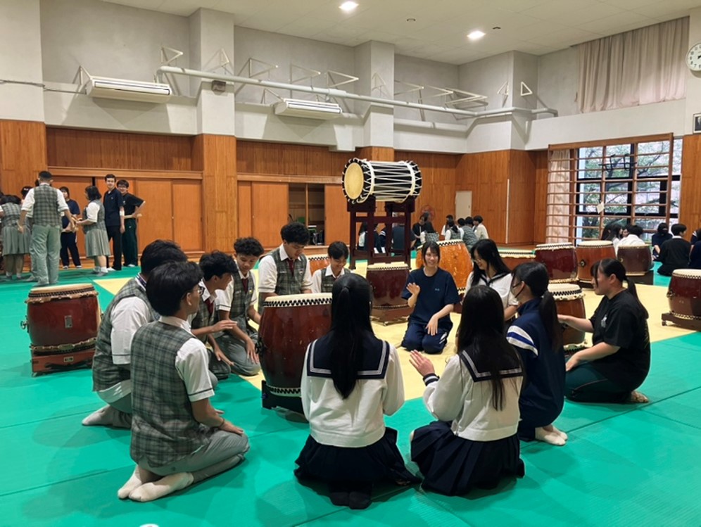 Tokyo Metropolitan Yashio High School Onsite cultural exchange with Indonesian friends