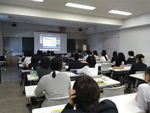 シンガポールの学校とのビデオチャット交流の写真